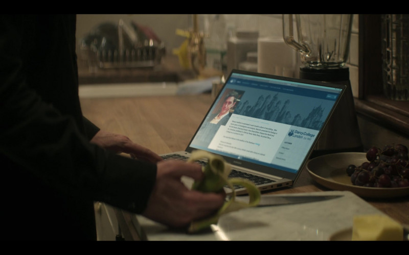 Samsung Laptop in You S04E01 "Joe Takes a Holiday" (2023)