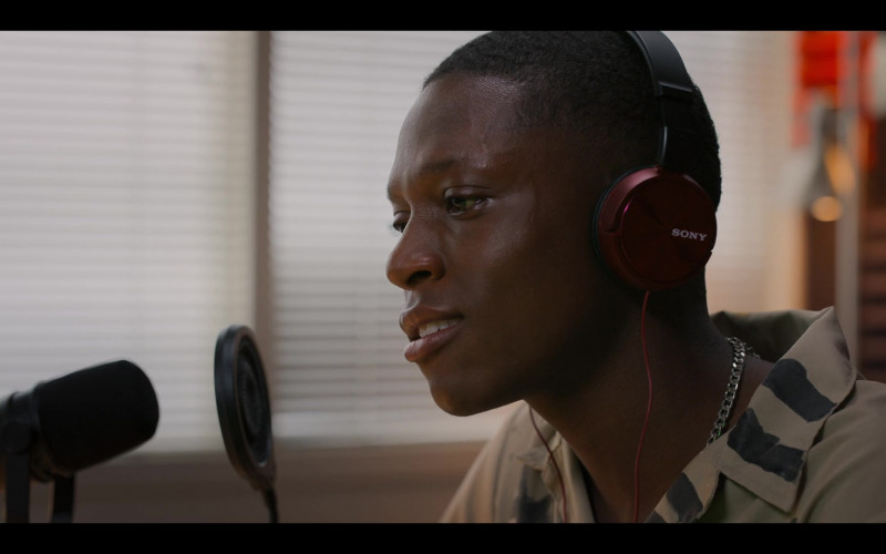 Sony Headphones of Zaire Adams as Andre in Freeridge S01E06 Revenge (3)
