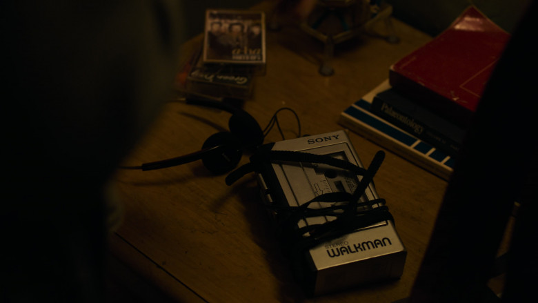 Sony Walkman Portable Cassette Player in The Last of Us S01E07 Left Behind (2)