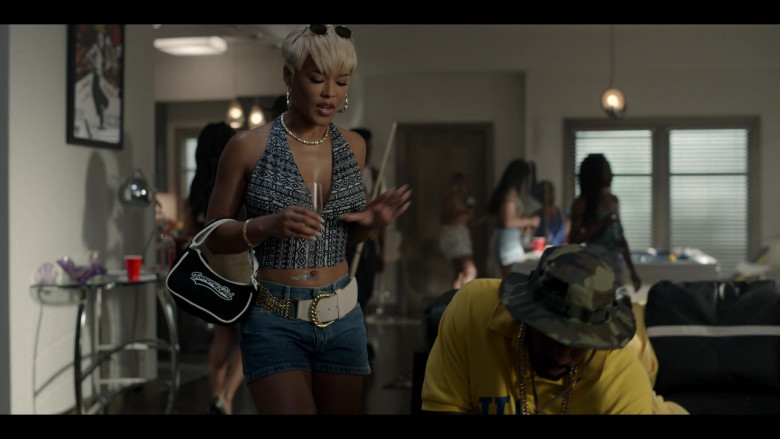 Tommy Hilfiger Tommy Girl Bag in Wu-Tang An American Saga S03E01 I Can't Go to Sleep (2023)
