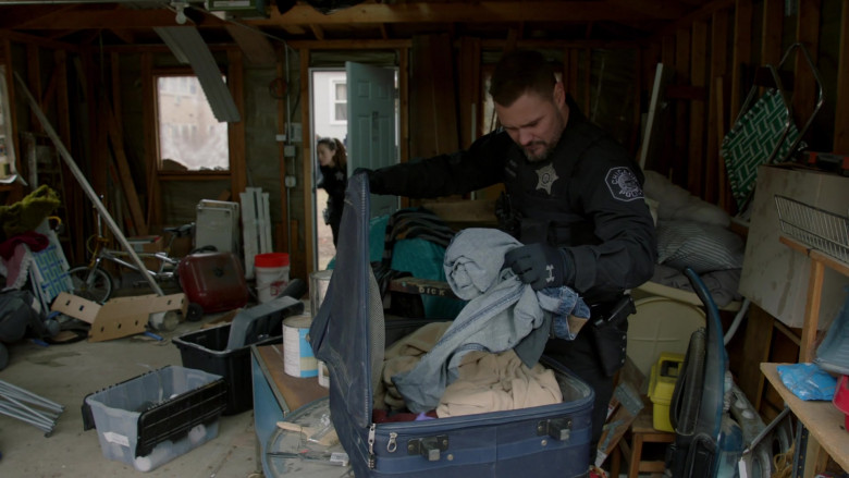 Under Armour Gloves in Chicago P.D. S10E14 Trapped (1)