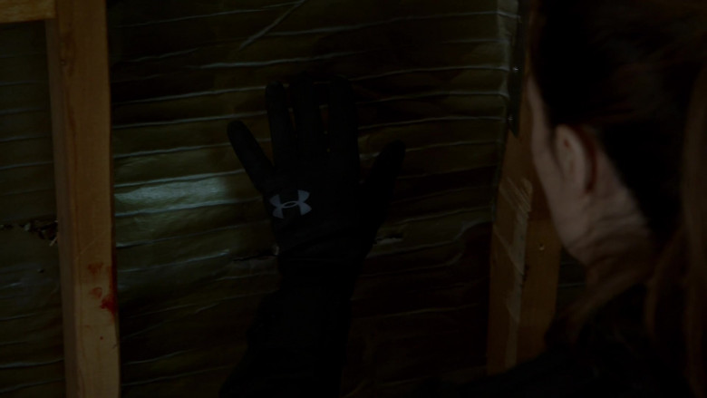 Under Armour Gloves in Chicago P.D. S10E14 Trapped (2)
