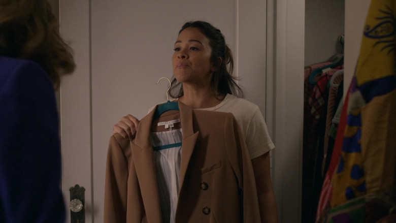 Veronica Beard Blazer of Gina Rodriguez as Nell Serrano in Not Dead Yet S01E02 Not a Tiger Yet (2023)