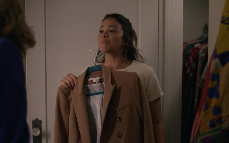 Veronica Beard Blazer of Gina Rodriguez as Nell Serrano in Not Dead Yet S01E02 "Not a Tiger Yet" (2023)