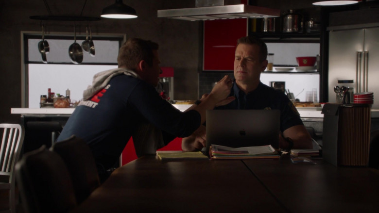 Apple MacBook Laptop Computers in 9-1-1 S06E10 In a Flash (3)