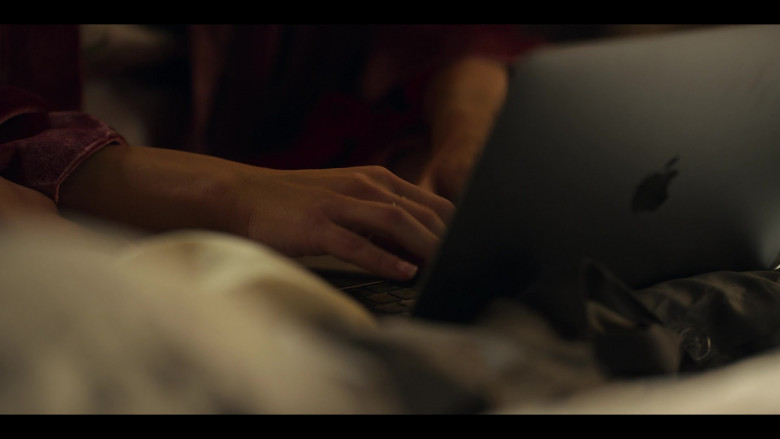 Apple MacBook Laptop Used by Sarah Shahi as Billie Connelly in SexLife S02E06 Heavenly Day (1)