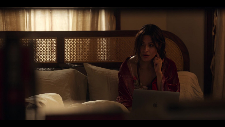 Apple MacBook Laptop Used by Sarah Shahi as Billie Connelly in SexLife S02E06 Heavenly Day (2)