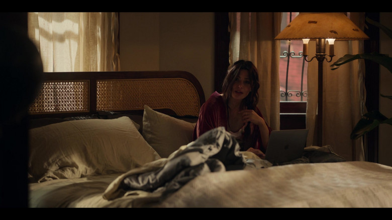Apple MacBook Laptop Used by Sarah Shahi as Billie Connelly in SexLife S02E06 Heavenly Day (3)