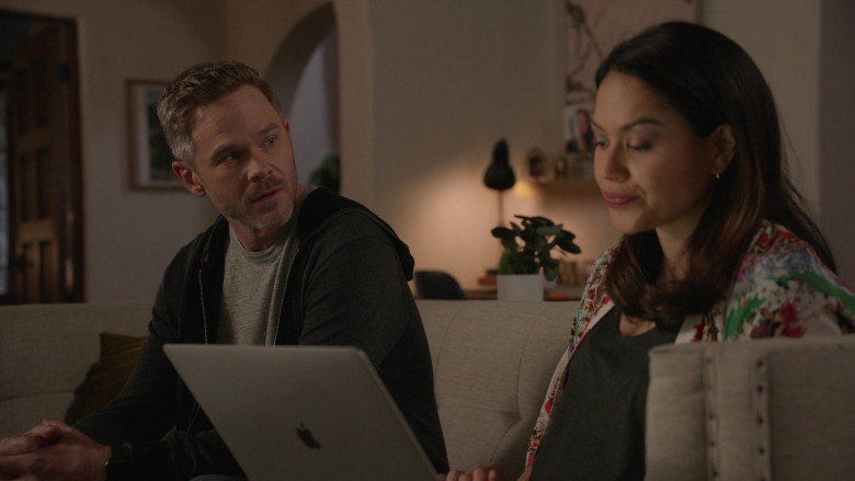Apple MacBook Laptop in The Rookie S05E19 A Hole in the World (1)