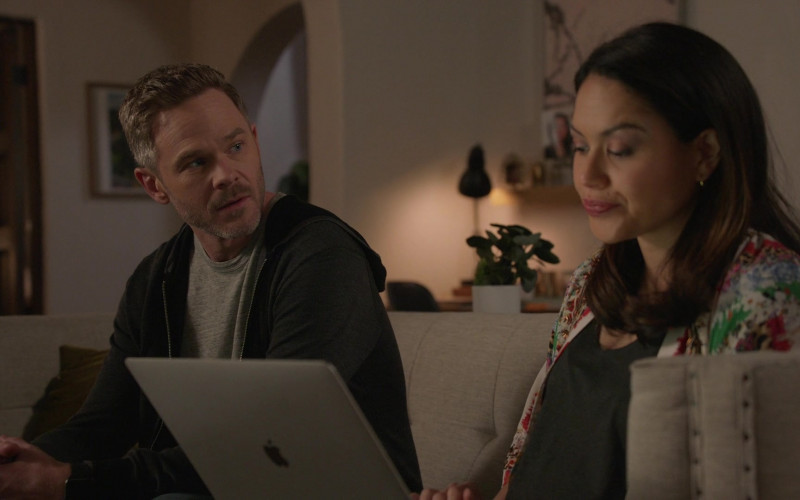 Apple MacBook Laptop in The Rookie S05E19 A Hole in the World (1)