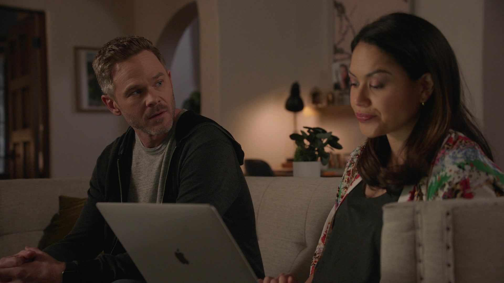 Apple MacBook Laptop In The Rookie S05E19 