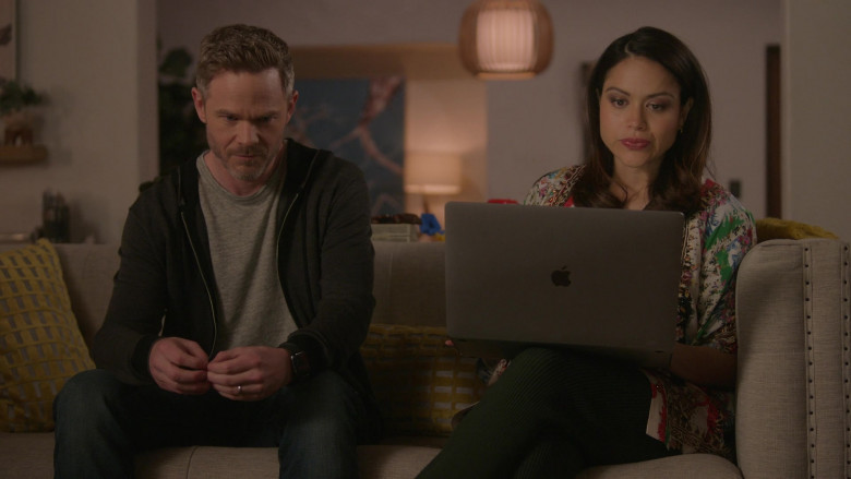 Apple MacBook Laptop in The Rookie S05E19 A Hole in the World (3)