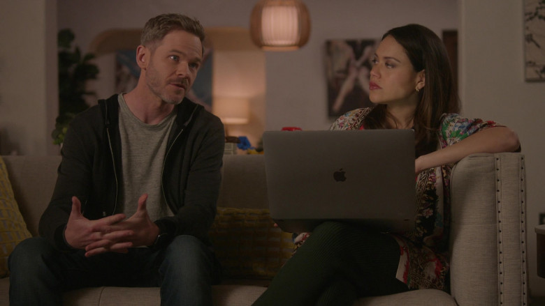 Apple MacBook Laptop in The Rookie S05E19 A Hole in the World (4)
