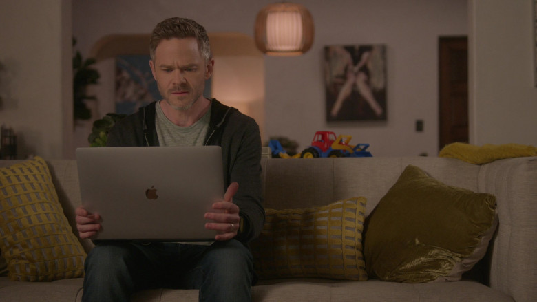 Apple MacBook Laptop in The Rookie S05E19 A Hole in the World (5)