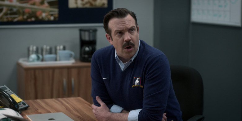 Apple MacBook Laptop of Jason Sudeikis in Ted Lasso S03E03 4-5-1 (1)