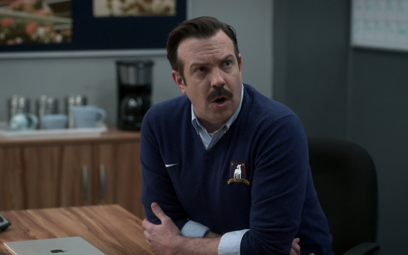 Apple MacBook Laptop of Jason Sudeikis in Ted Lasso S03E03 4-5-1 (1)
