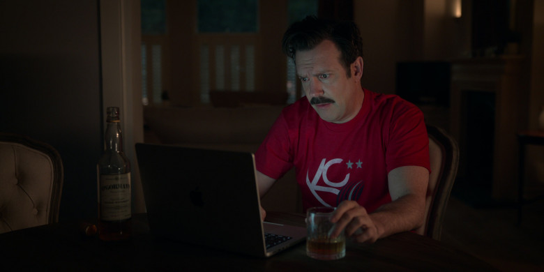 Apple MacBook Laptop of Jason Sudeikis in Ted Lasso S03E03 4-5-1 (3)