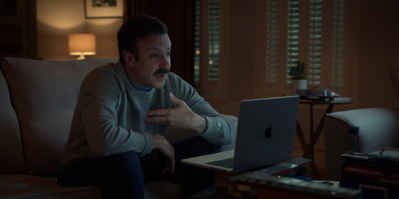 Apple MacBook Laptop of Jason Sudeikis in Ted Lasso S03E03 4-5-1 (4)