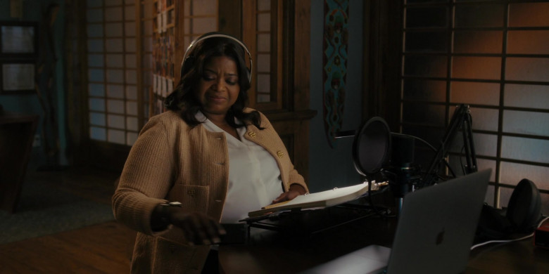 Apple MacBook Laptop of Octavia Spencer as Poppy Parnell in Truth Be Told S03E10 A Kiss Not Mine Alone (2023)