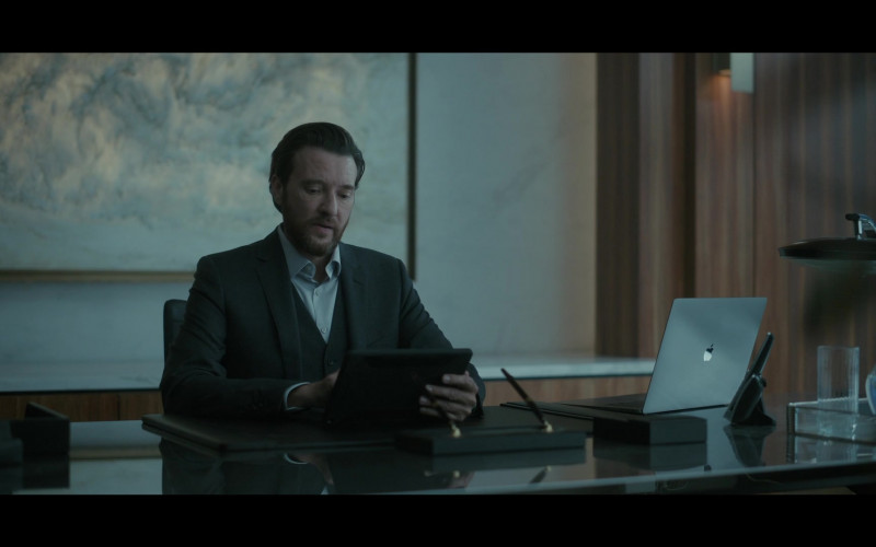 Apple MacBook Laptops in Rabbit Hole S01E01 Pilot (2)