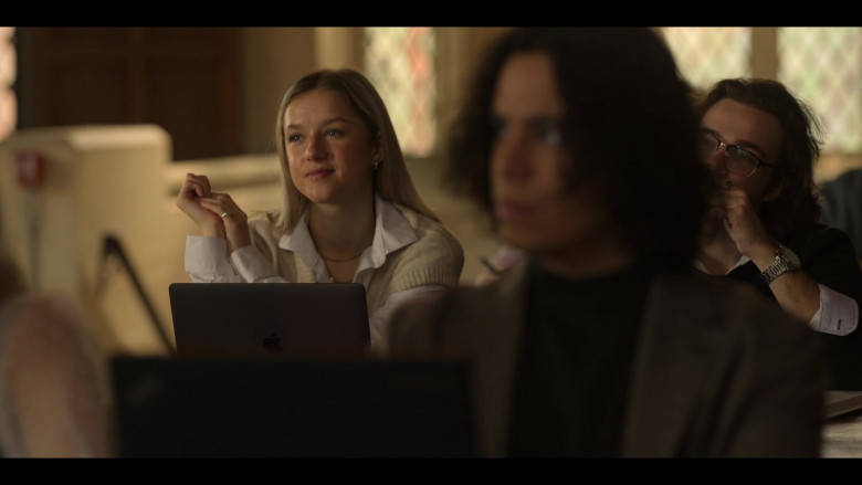 Apple MacBook Laptops in SexLife S02E01 Welcome to New York (2)
