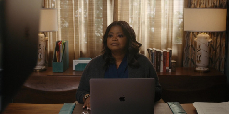 Apple MacBook Laptops in Truth Be Told S03E08 Darkness Declares the Glory of Light (1)