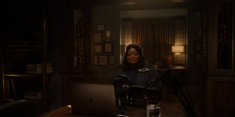 Apple MacBook Laptops in Truth Be Told S03E08 Darkness Declares the Glory of Light (4)