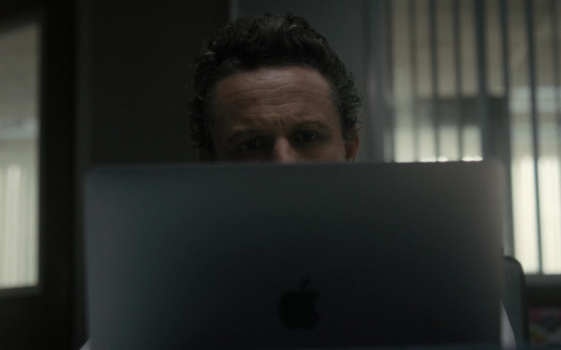 Apple MacBook Laptops in Truth Be Told S03E09 Only Little Secrets (1)