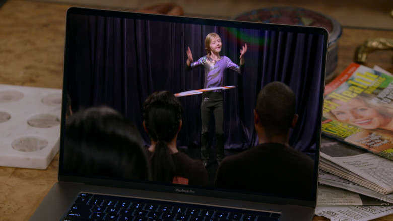 Apple MacBook Pro Laptop in How I Met Your Father S02E08 Rewardishment (1)