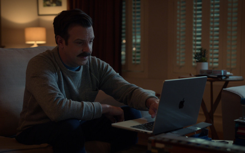 Apple MacBook and Lego in Ted Lasso S03E03 4-5-1 (2023)