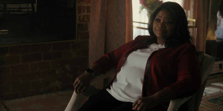 Apple Watch of Octavia Spencer as Poppy Parnell in Truth Be Told S03E10 A Kiss Not Mine Alone (1)