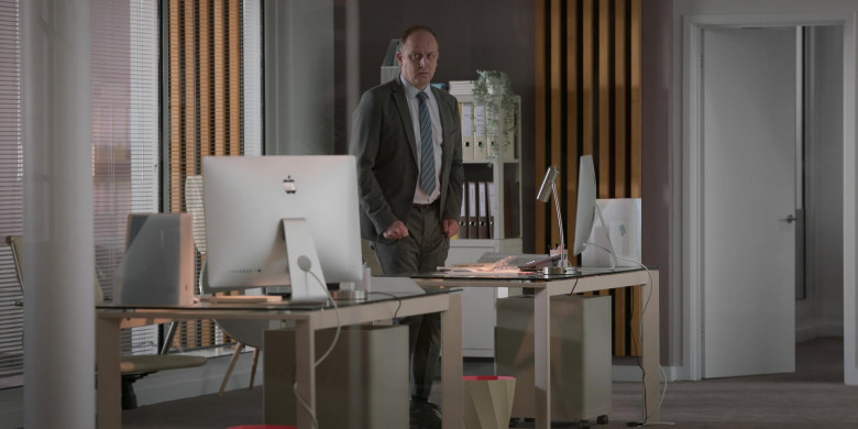 Apple iMac All-In-One Computers in Ted Lasso S03E02 (I Don't Want to Go to) Chelsea (3)