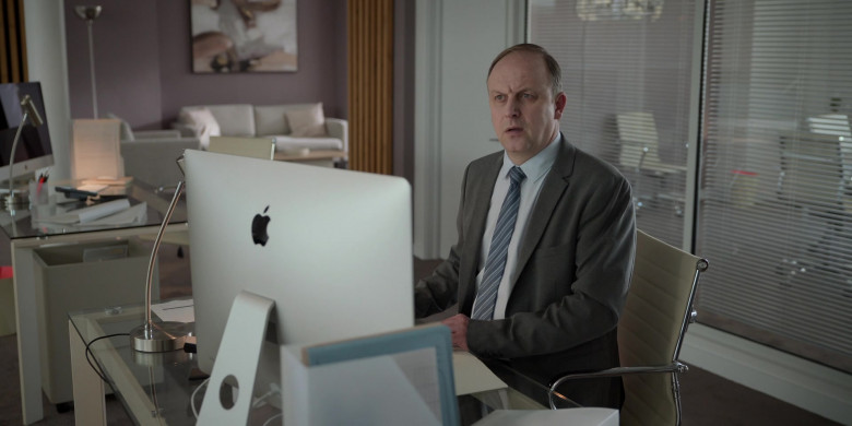 Apple iMac All-In-One Computers in Ted Lasso S03E02 (I Don't Want to Go to) Chelsea (7)