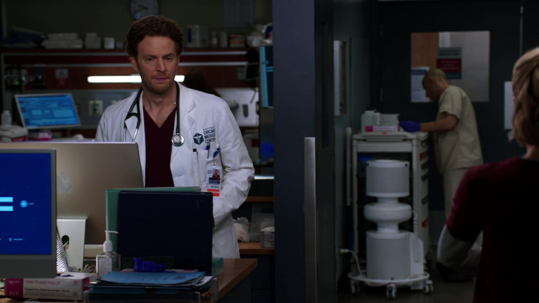 Apple iMac Computers in Chicago Med S08E17 Know When to Hold and When to Fold (4)