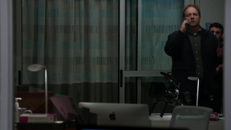 Apple iMac Computers in Chicago Med S08E17 Know When to Hold and When to Fold (8)