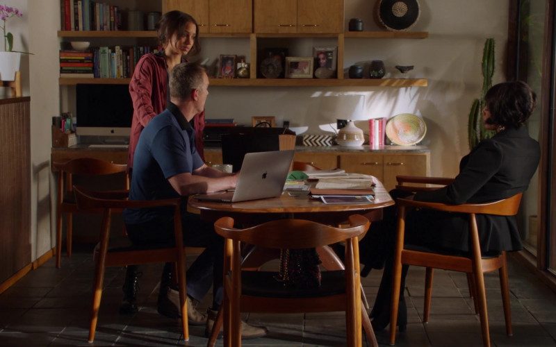 Apple iMac PC and MacBook Pro Laptop in 9-1-1 S06E10 In a Flash (1)