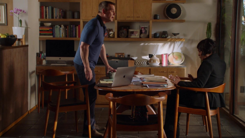 Apple iMac PC and MacBook Pro Laptop in 9-1-1 S06E10 In a Flash (2)