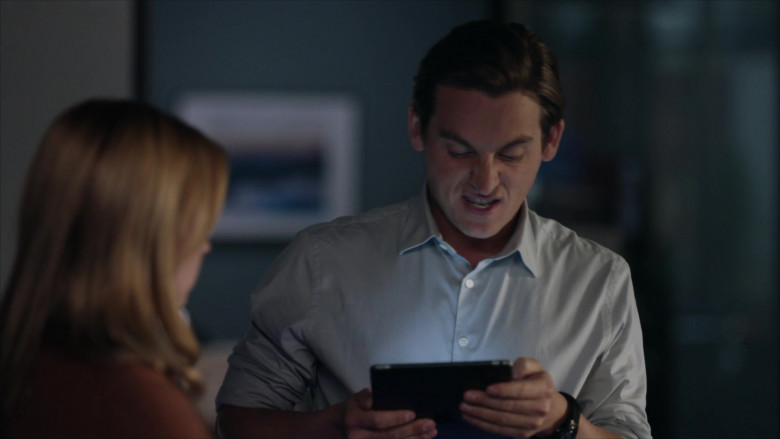 Apple iPad Tablet in The Rookie Feds S01E18 Seeing Red (1)