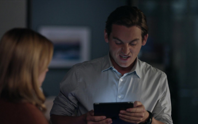 Apple iPad Tablet in The Rookie Feds S01E18 Seeing Red (1)