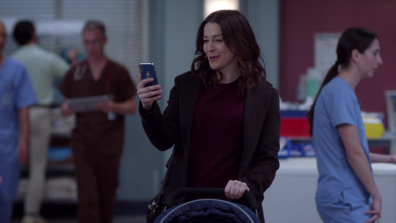 Apple iPhone Smartphone in Grey’s Anatomy S19E09 Love Don’t Cost a Thing (2023)