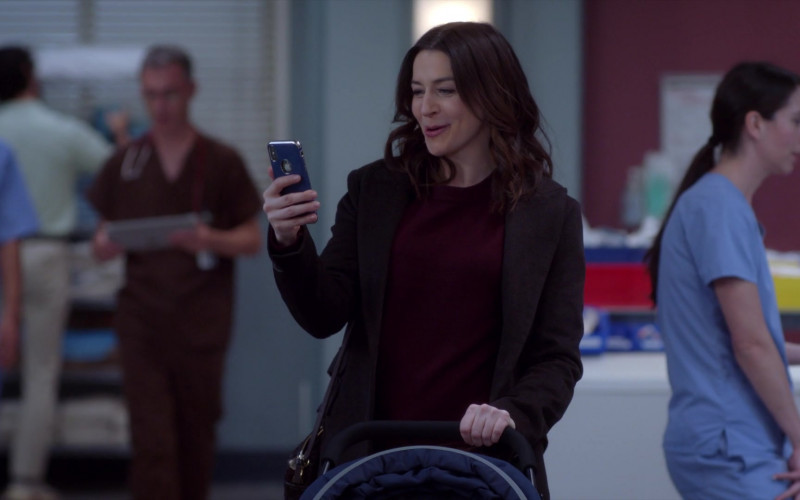 Apple iPhone Smartphone in Grey's Anatomy S19E09 Love Don't Cost a Thing (2023)