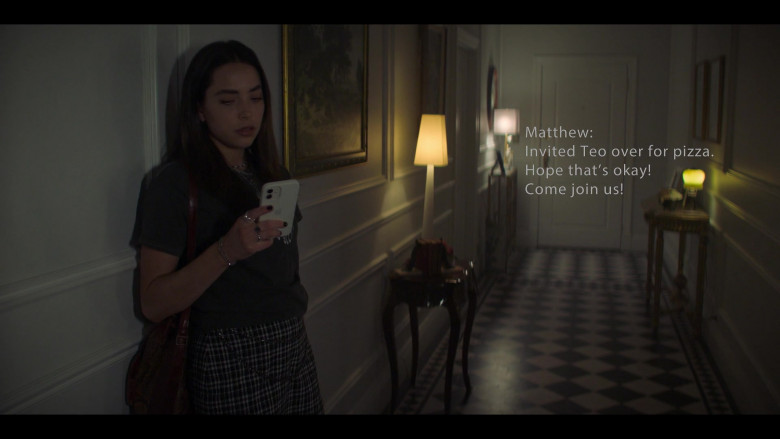 Apple iPhone Smartphone in The Watchful Eye S01E09 The Serpent’s Tooth (2023)