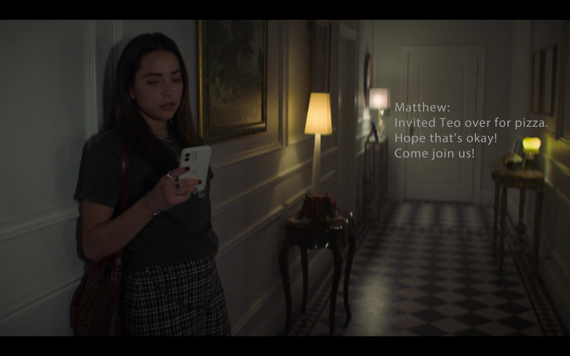 Apple iPhone Smartphone in The Watchful Eye S01E09 The Serpent's Tooth (2023)