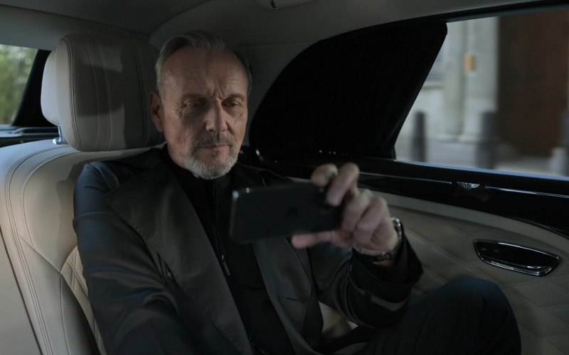 Apple iPhone Smartphone of Anthony Head as Rupert Mannion in Ted Lasso S03E02 (I Don't Want to Go to) Chelsea (2023)