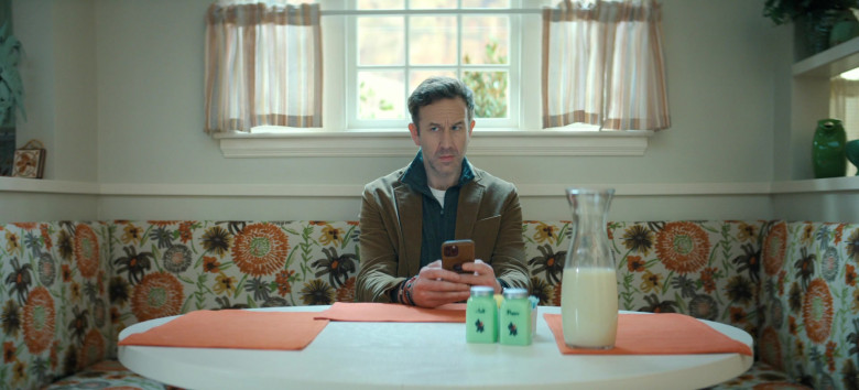 Apple iPhone Smartphone of Chris O'Dowd as Dusty in The Big Door Prize S01E01 Dusty (1)