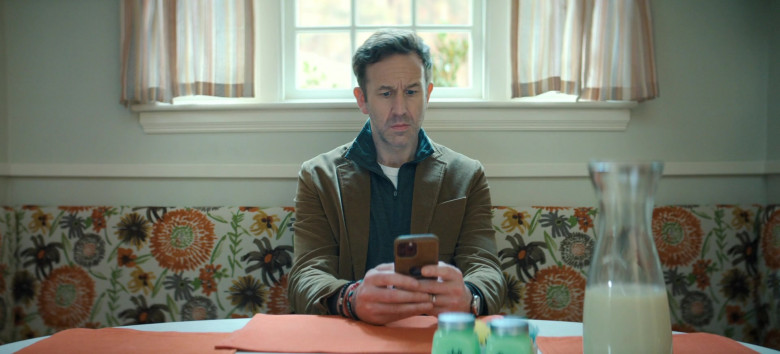 Apple iPhone Smartphone of Chris O'Dowd as Dusty in The Big Door Prize S01E01 Dusty (2)