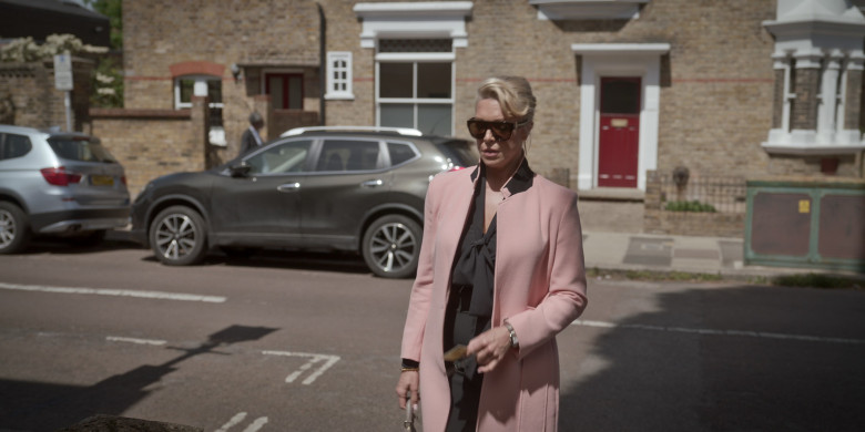 Apple iPhone Smartphone of Hannah Waddingham as Rebecca Welton in Ted Lasso S03E03 4-5-1 (2023)