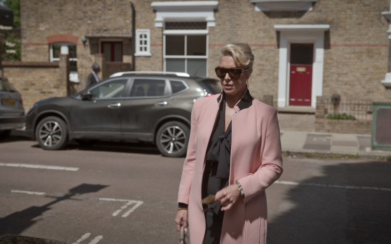 Apple iPhone Smartphone of Hannah Waddingham as Rebecca Welton in Ted Lasso S03E03 4-5-1 (2023)
