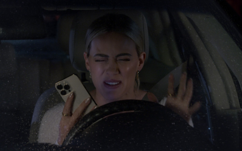 Apple iPhone Smartphone of Hilary Duff as Sophie in How I Met Your Father S02E11 Daddy (2023)