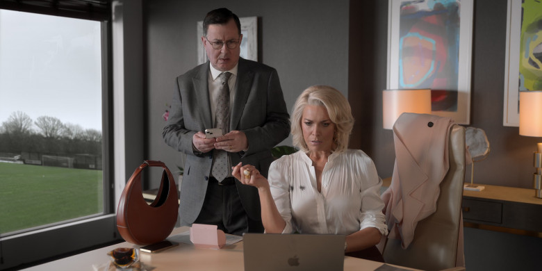 Apple iPhone Smartphone of Jeremy Swift as Leslie Higgins and MacBook Laptop in Ted Lasso S03E01 Smells Like Mean Spirit (2023)
